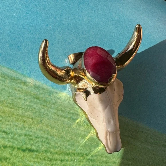 Chrome gold with a red gemstone bull skull pendant - Picture 2 of 8